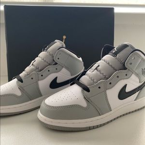 Air Jordan 1 Mid Light Smoke Grey